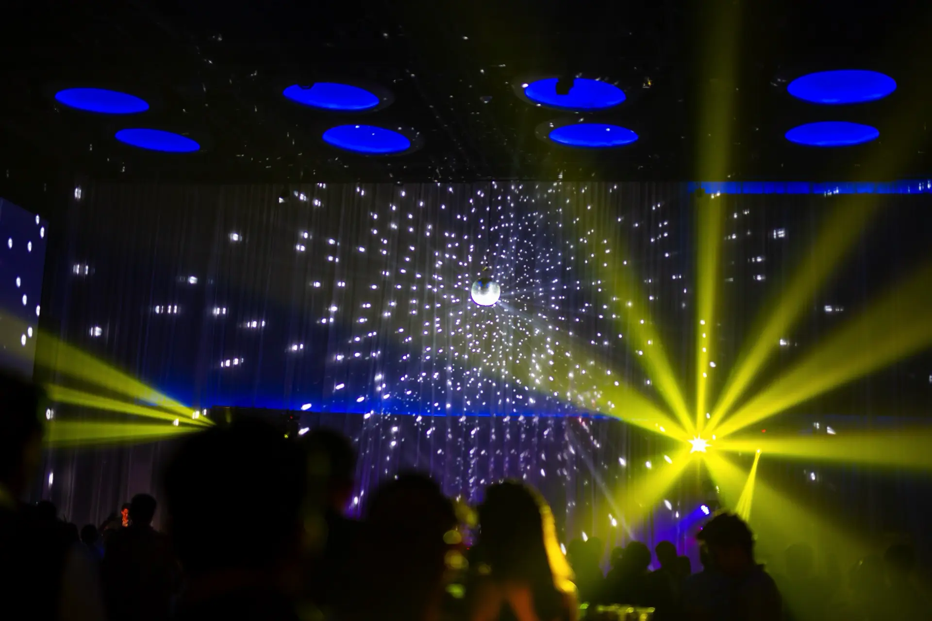 Bühne mit Lasershow auf einer Firmenfeier
