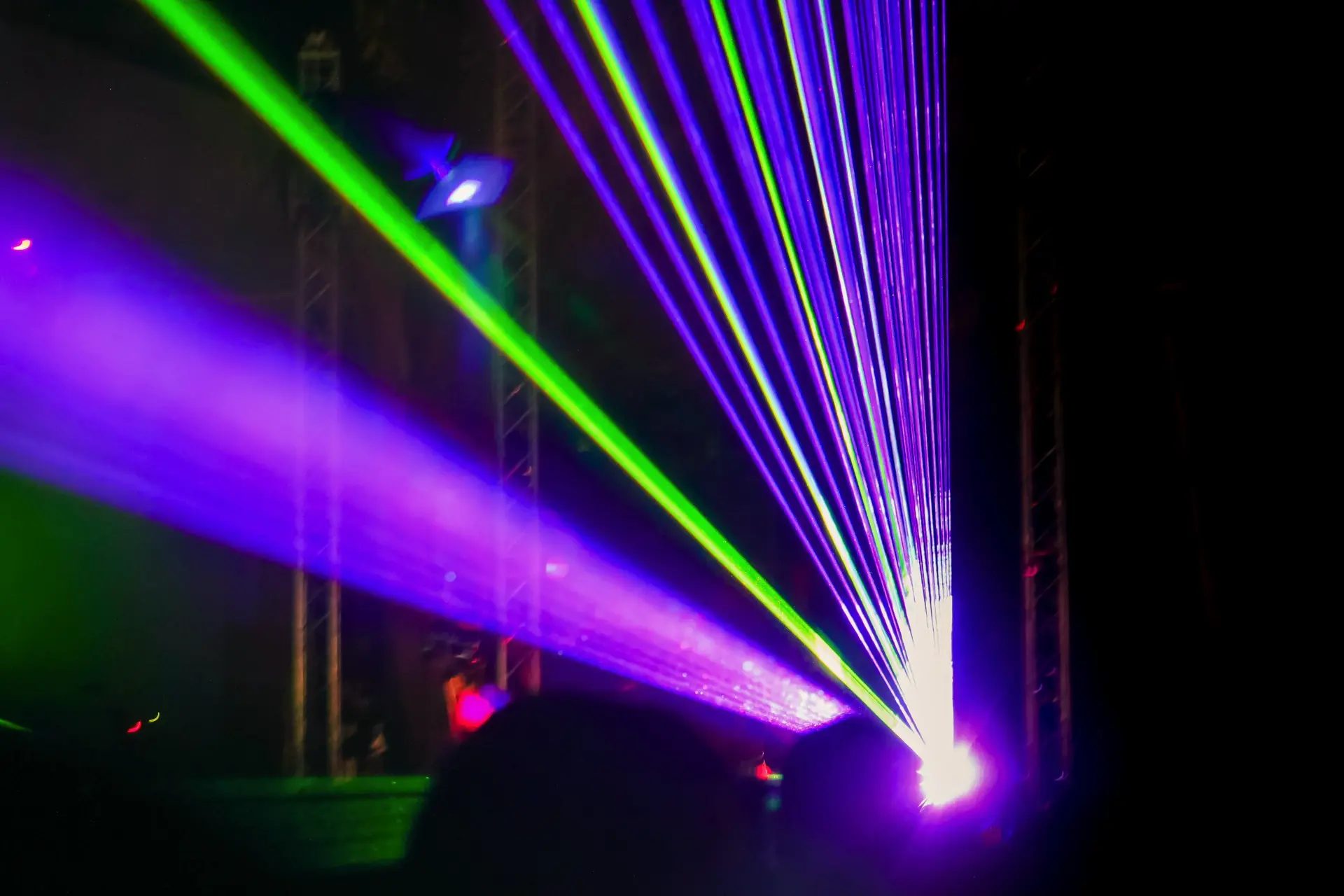 Nahaufnahme mehrfarbiger Laserstrahlen bei einer Lasershow