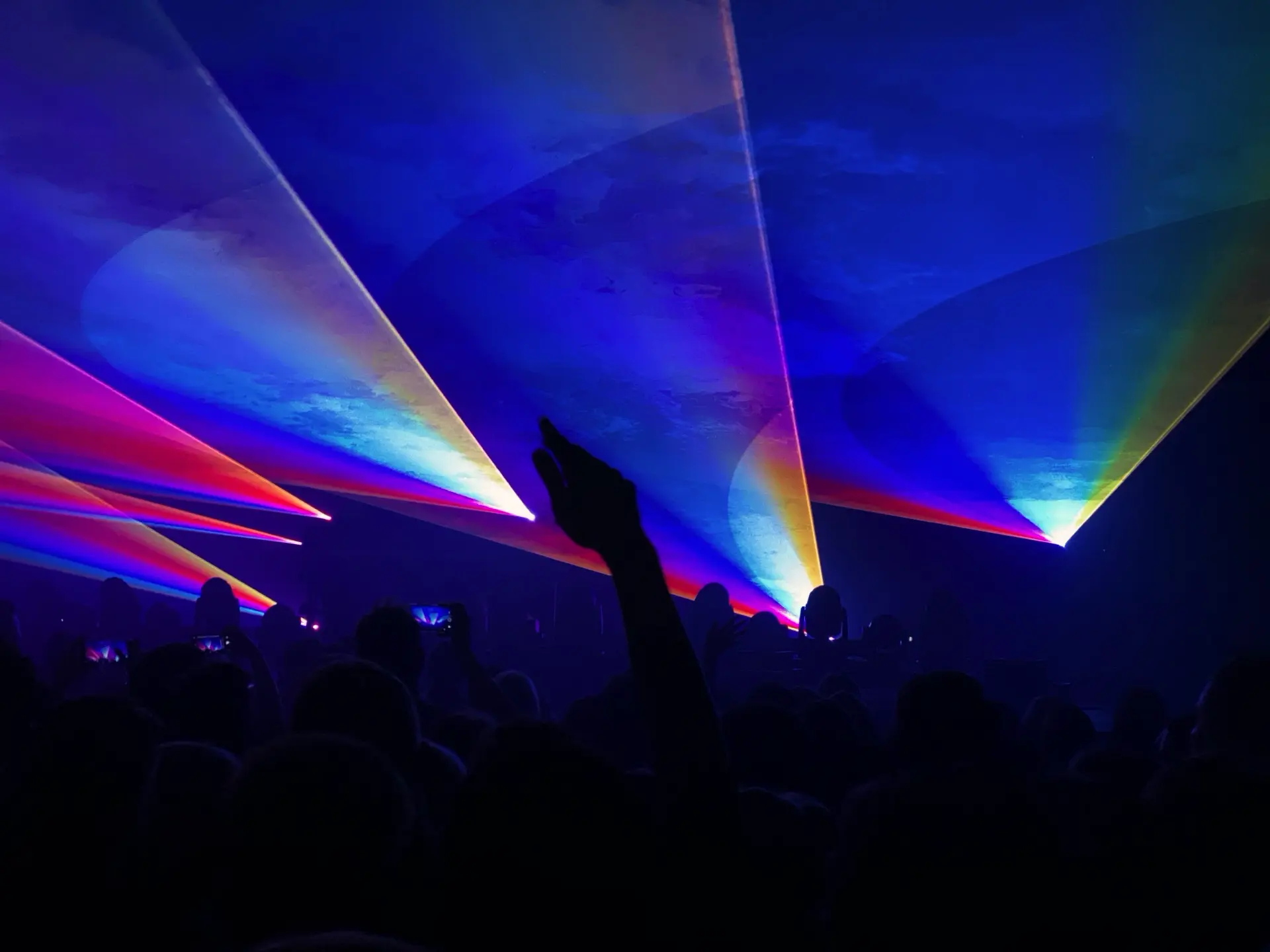 Farbenreiche Lasershow bei einem Event mit Publikum