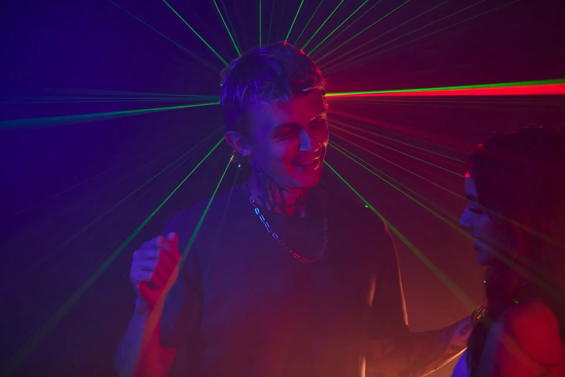 Gast tanzt bei einer privaten Lasershow
